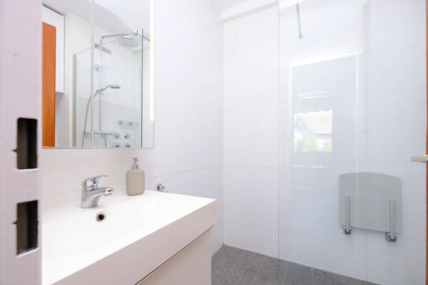 Badezimmer Blick auf Waschbecken und Spiegel