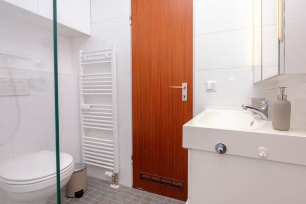 Badezimmer Blick auf Toilette und Waschbecken
